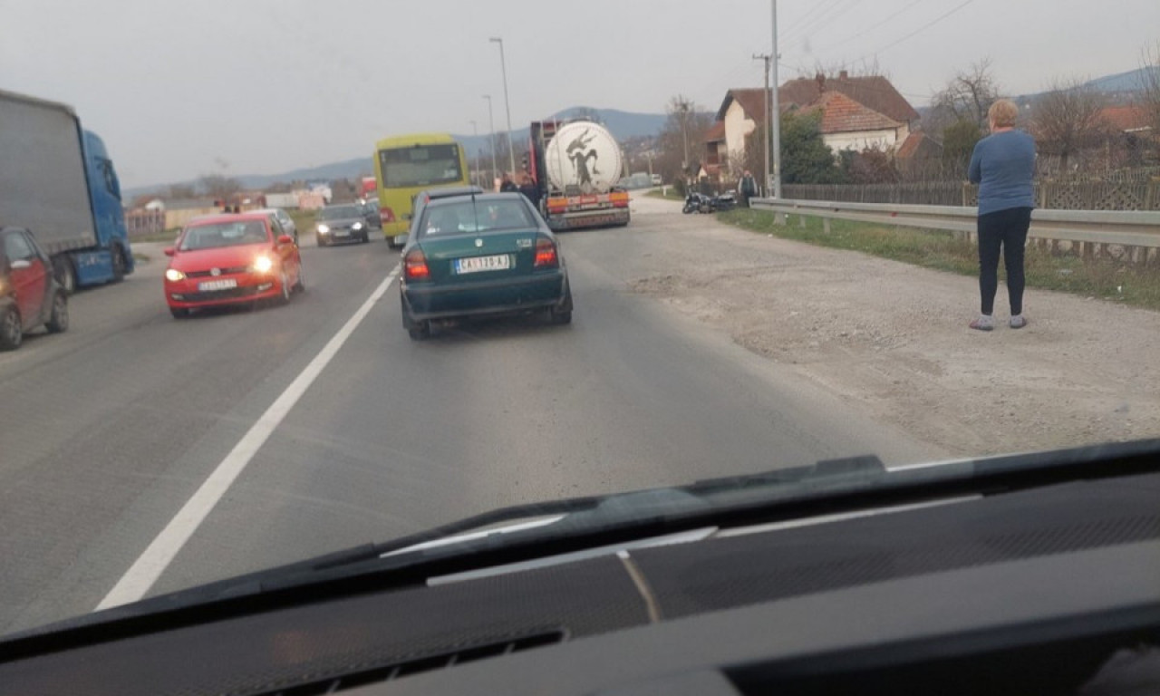 POJAVIO SE SNIMAK NESREĆE KOD RAŠKE: Evo kako je oboren motociklista! (VIDEO)