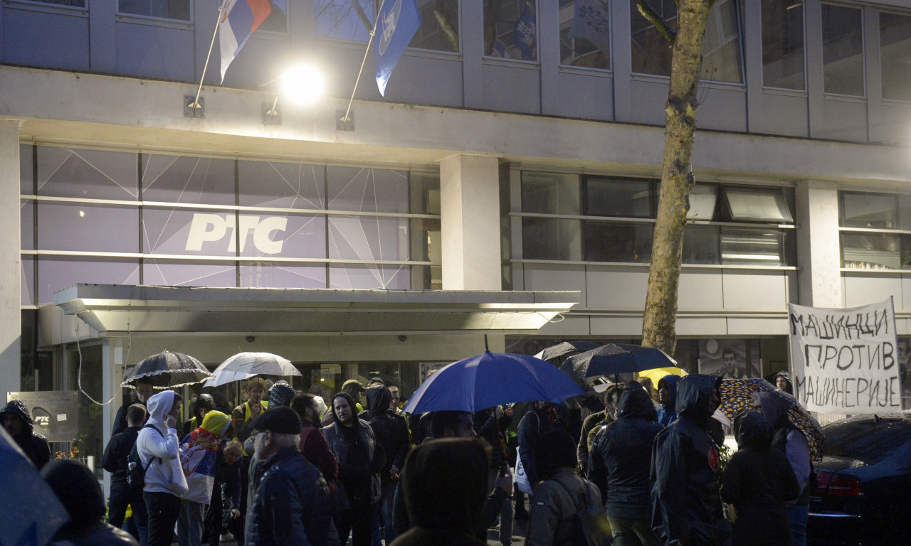 STUDENTI U BLOKADI SA BAJKERIMA ISPRED ZGRADE RTS Zahtevaju da se demantuje jedna izjava iz Dnevnika