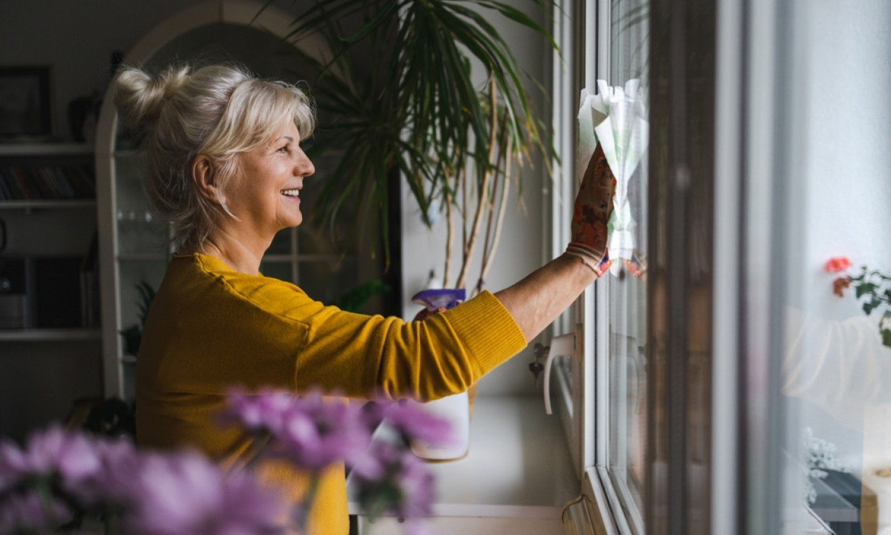 UZ ČETKU I METLU ZARADA I 2000 EVRA Evo kolike su plate čistačica u Srbiji!