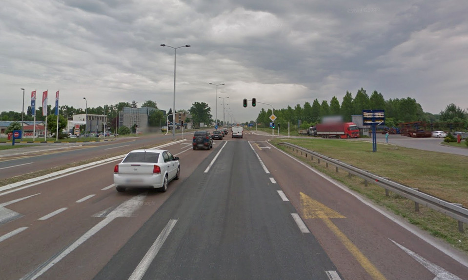 OTKAČIO SE SEMAFOR U BEOGRADU, PRETI DA NEKOME RAZBIJE GLAVU! Nedležni, reagujte! (FOTO)