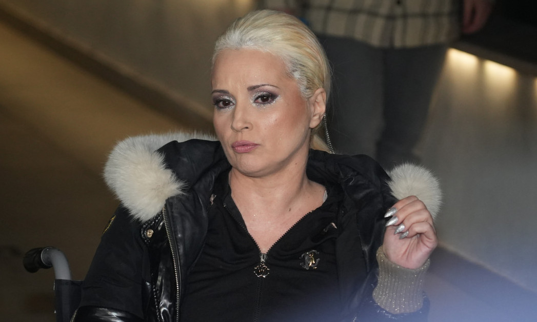 OVAJ KOSTIM JE MAJA TREBALO DA NOSI NA PZE Stilista joj otkazao saradnju, kreacija završila kod njene koleginice (FOTO)