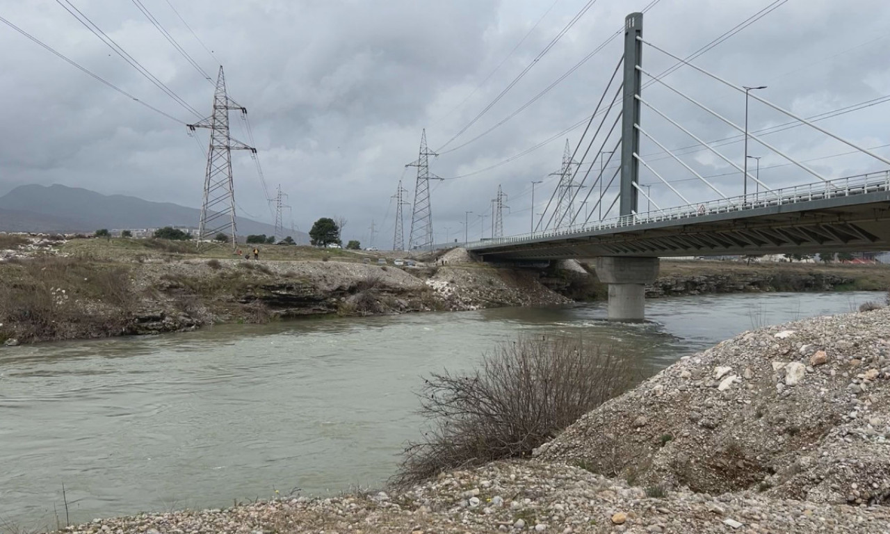 ŽENA SE BACILA SA MOSTA NA MORAČI! Mladić (23) slučajno prolazio i skočio za njom, evo šta se dalje dešavalo
