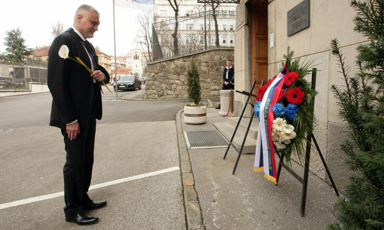 ČEDA GRCA U SUZAMA NA MESTU GDE JE UBIJEN ĐINĐIĆ Uhvaćen u potresnom izdanju (FOTO)