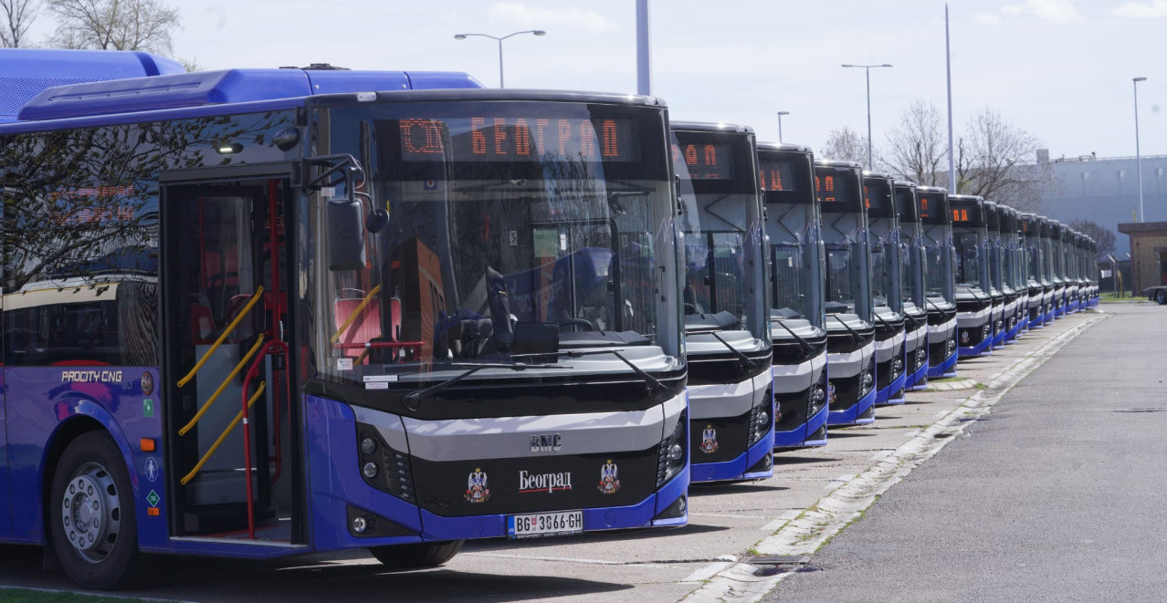 KADA STE POSLEDNJI PUT VIDELI OVAVAKAV AUTOBUS U BEOGRADU? Šapić se hitno oglasio (VIDEO)
