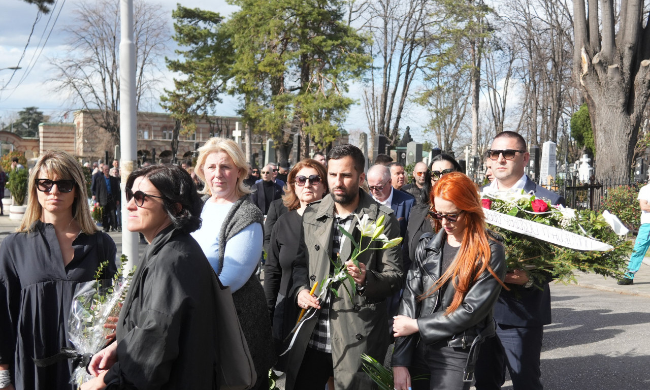 EMOTIVNE SCENE NA NOVOM GROBLJU Porodica Karić obeležila 40 dana od smrti Hafe, beli cvetovi prekrili grob