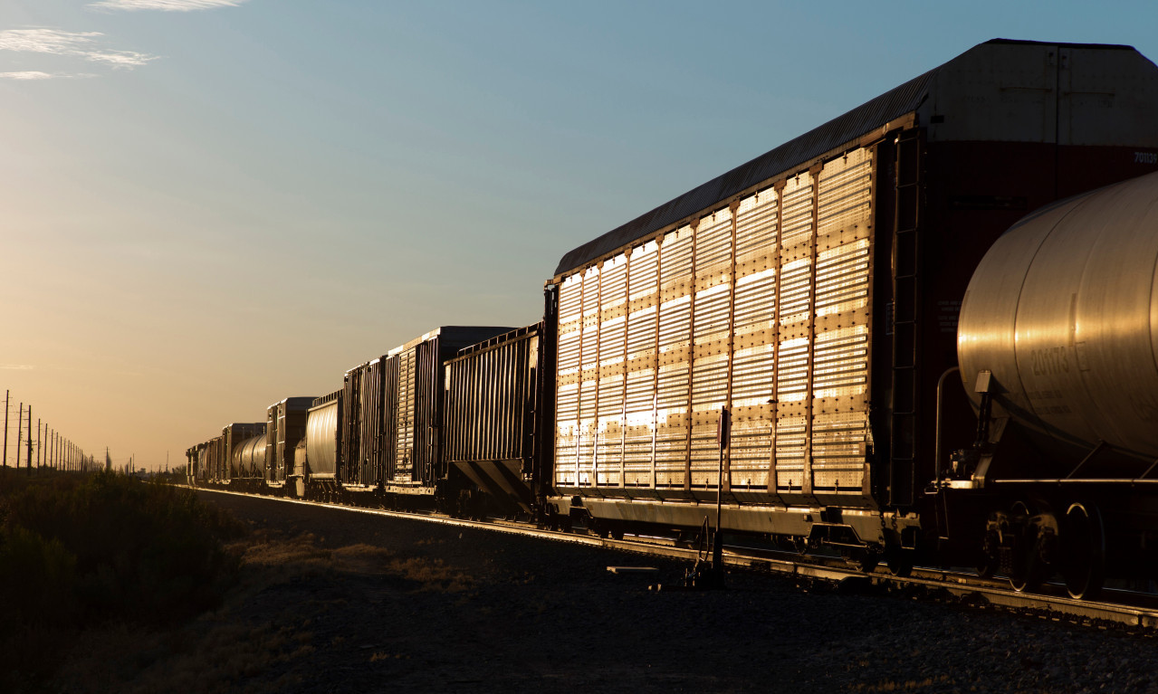 SUDAR TERETNOG VOZA I TRAKTORA SA PRIKOLICOM Jedna osoba poginula u Istočnoj Srbiji