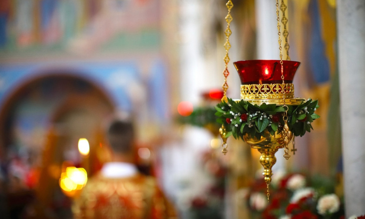 OPLJAČKAN HRAM IZMEĐU DVA VELIKA PRAZNIKA! Lopov upao u crkvu svete Svete Trojice na Vračaru i odneo 150.000 dinara