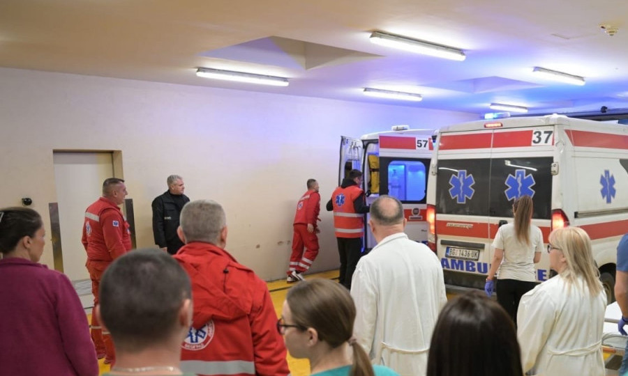 TELA I LICA IM SKROZ IZGORELA, ZAMOTANI SU U CELOFANE: Još osam pacijenata iz Kočana stiglo u Beograd!