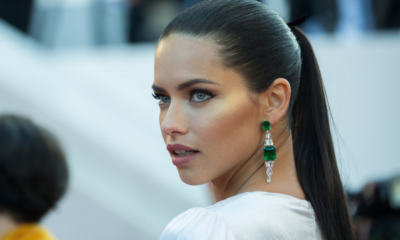 EVO KOJE PATIKE SU OPET U MODI Adriana Lima ih nosi, a nosile smo ih i mi!