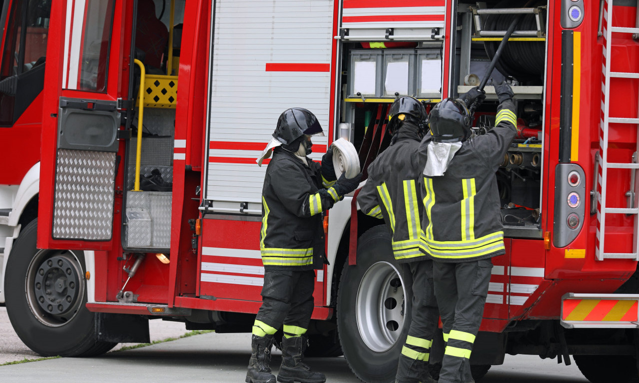 UZBUNA U OVOM SRPSKOM GRADU Vatrogasci se od ponoći bore sa požarom na deponiji, gašenju se ne nazire kraj (FOTO)