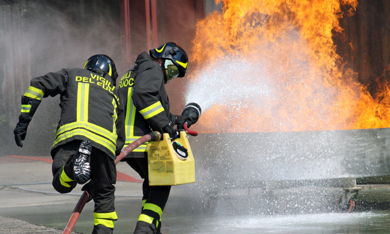JEDNA OSOBA POGINULA U POŽARU NA UMCI! Vatrogasci "uleteli" u zapaljenu kući i zatekli jeziv prizor