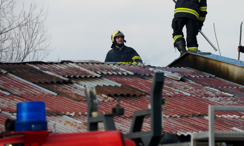 BUKNUO VELIKI POŽAR U INĐIJI Porodica sa dvogodišnjim detetom ostala bez krova nad glavom, vatra krenula iz dečije sobe! (FOTO)