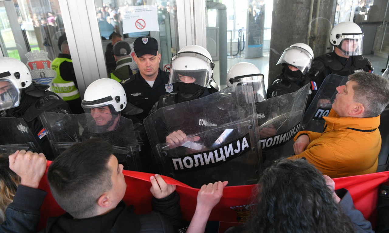 OPOZICIJA BI SILOM DA ZAUZME SKUPŠTINU GRADA PANČEVO Pogledajte burne scene ispred zgrade (FOTO+VIDEO)