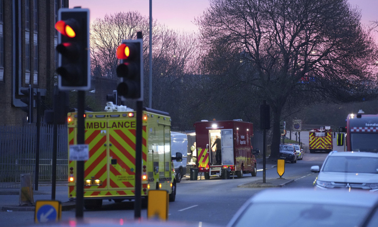 OKO 60 POLICAJACA GASILO POŽAR U LONDONU Izgorelo 15 tona otpada u centru za reciklažu