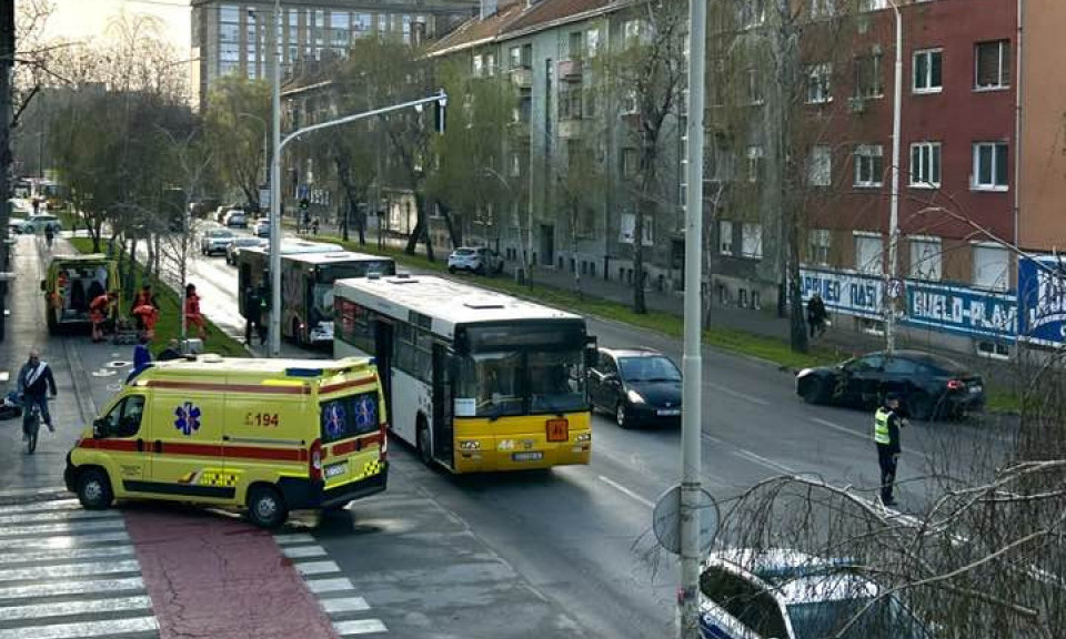 TEŽAK SUDAR DVA AUTOBUSA Veliki broj povređenih! Vozilo zgužvano, delovi rasuti po putu... (FOTO+VIDEO)