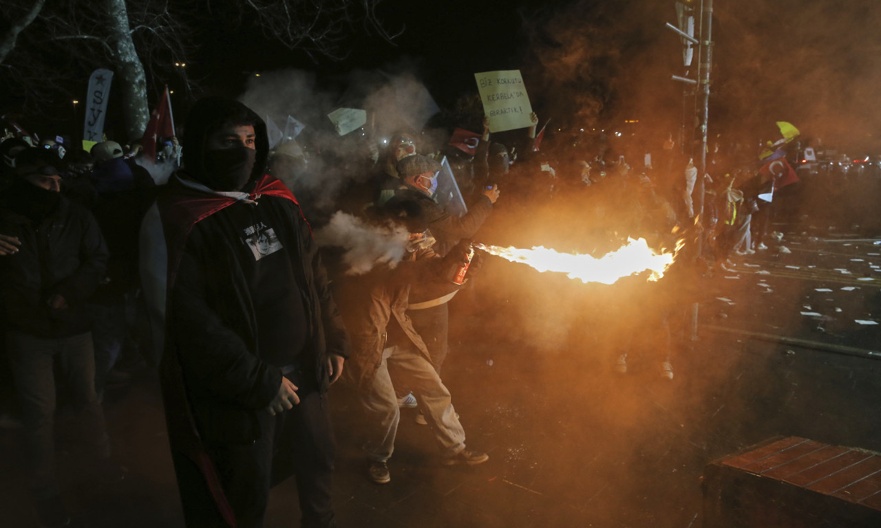 POLICIJA PUCALA NA DEMONSTRANTE, GRAD DEMOLIRAN... Gori u Istanbulu! Haos zbog hapšenja gradonačelnika (FOTO)
