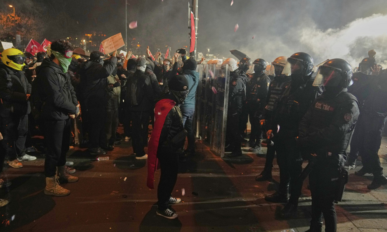 UHAPŠEN NOVINAR KOJI JE IZVEŠTAVAO SA PROTESTA: Odmah je deportovan iz Turske!