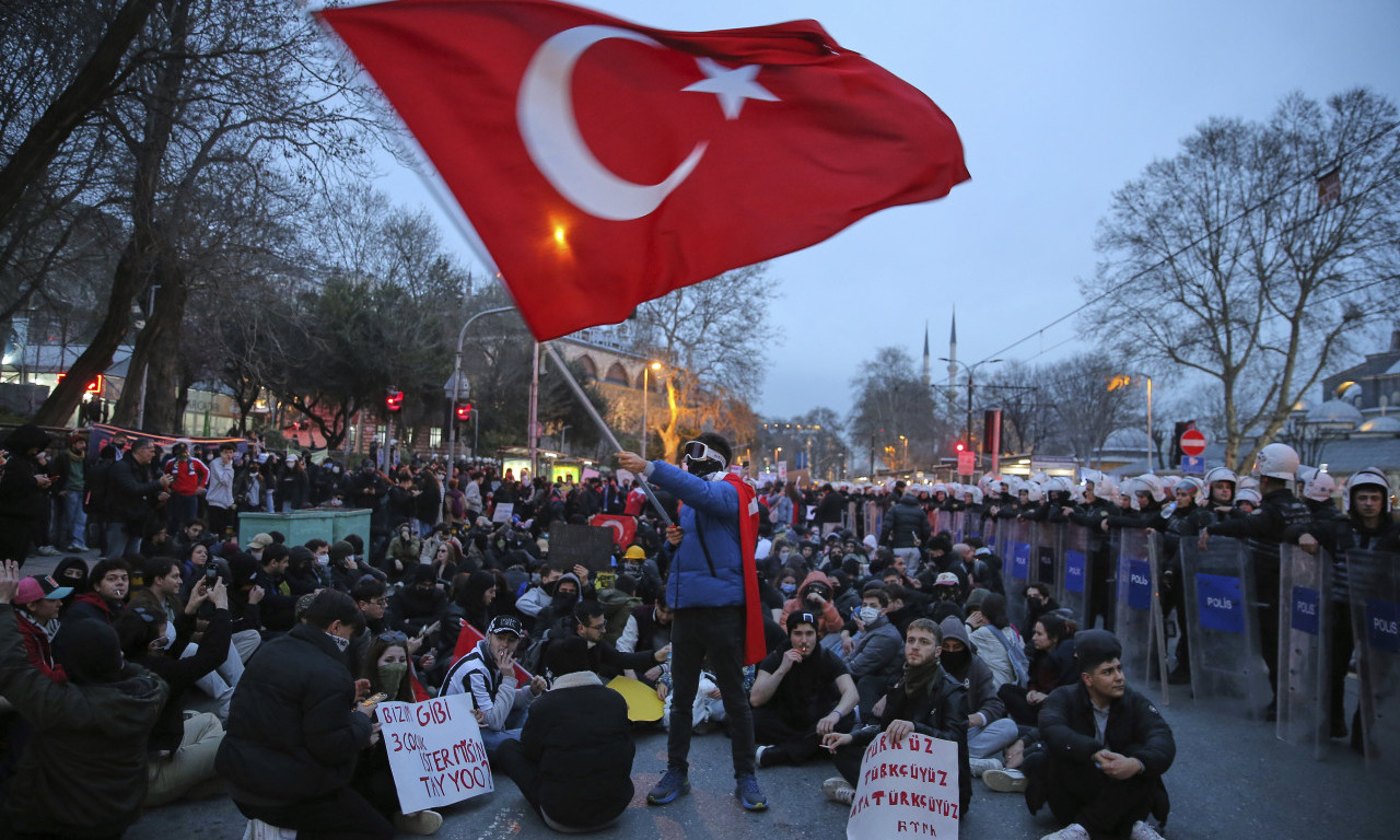 POLICIJA MASOVNO HAPSI DEMONSTRANTE Protesti u Istanbulu eskalirali i šire se, šesta besana noć u Turskoj