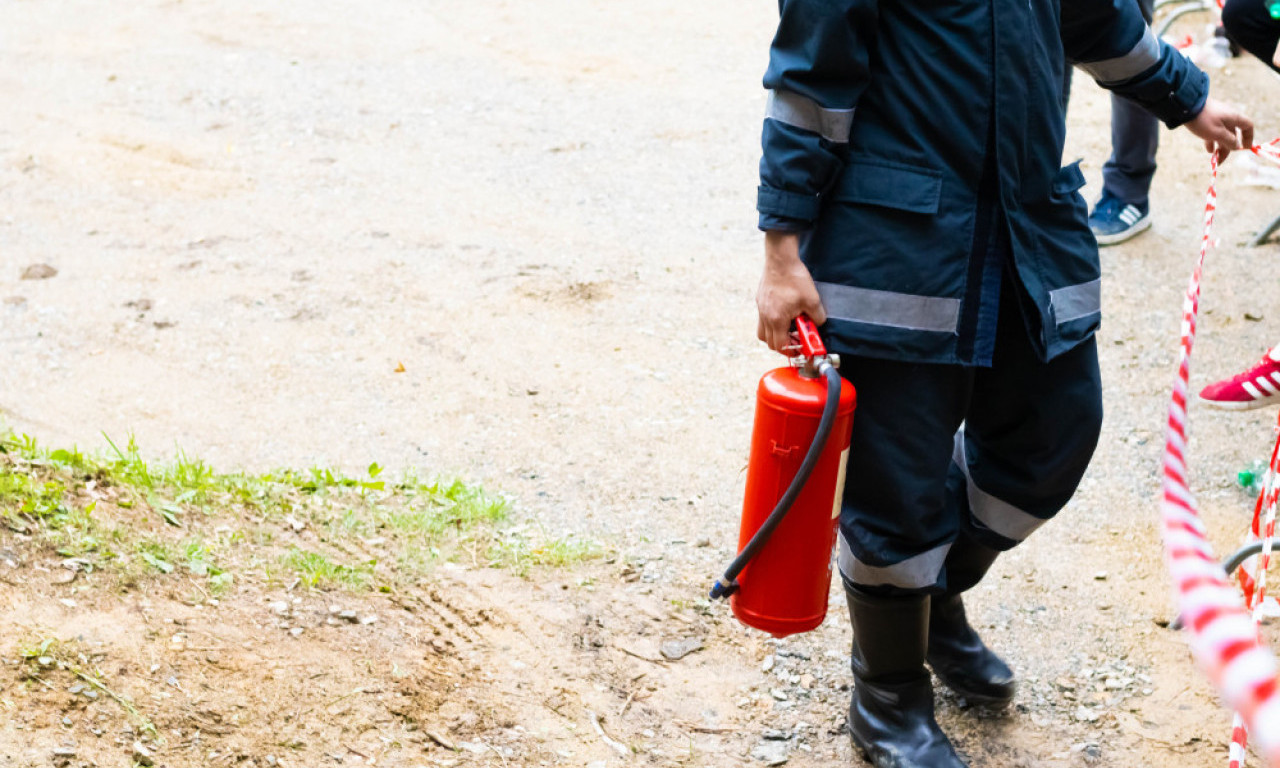 VATROGASCI POVREĐENI U POŽARU Ostali zarobljeni u rastopljenom šećeru dok su gasili vatru u fabrici slatkiša