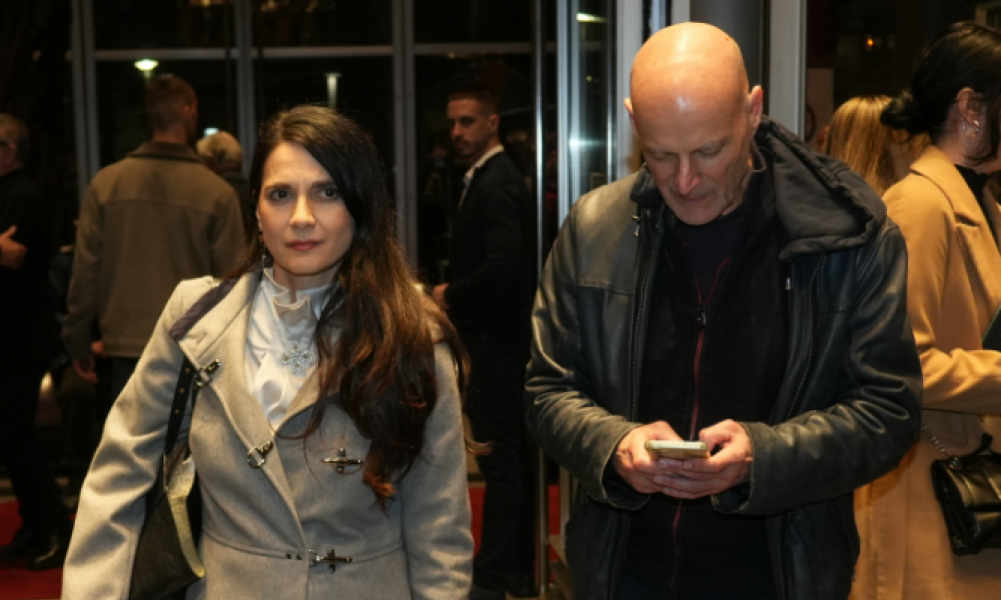 VJERA MUJOVIĆ USLIKANA S NOVIM PATRNEROM Pogledajte fotke dramskog para koji intrigira (FOTO)