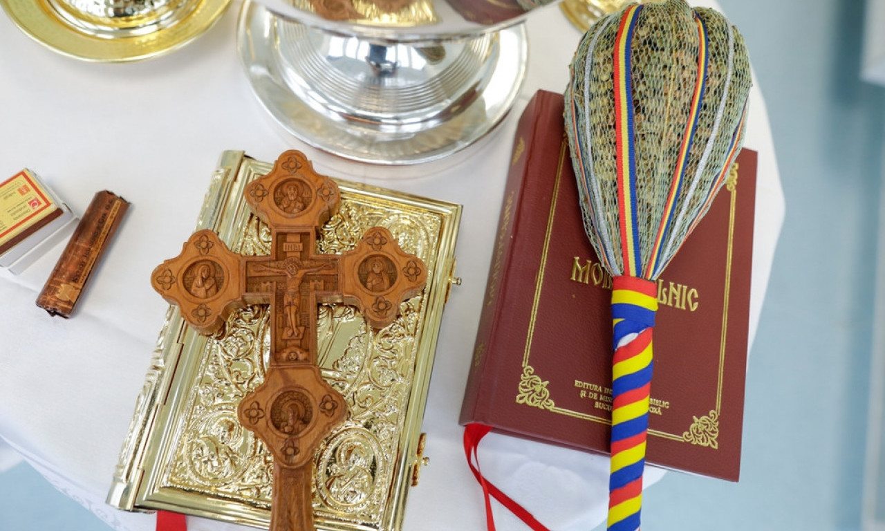 KADA SVEŠTENIK DOĐE U KUĆU Evo kako se osvećuje voda pred Vaskrs i zašto je to važno