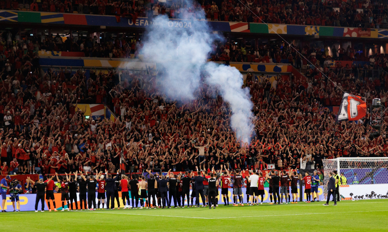 ALBANSKI NAVIJAČI PALILI SRPSKU ZASTAVU: Skandal kakav nije viđen na KiM!