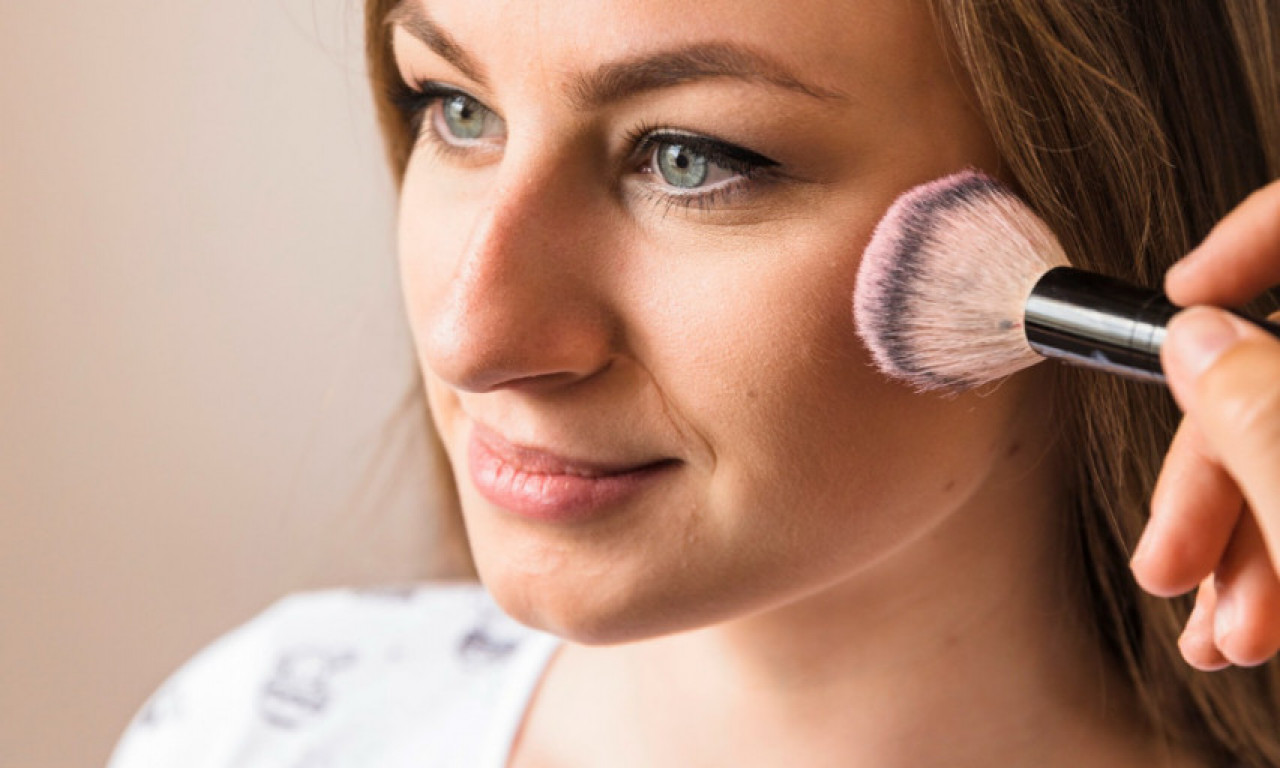 GREŠKE U ŠMINKANJU KOJE VAS ČINE STARIJIM Izbegnite ove poteze četkicom!