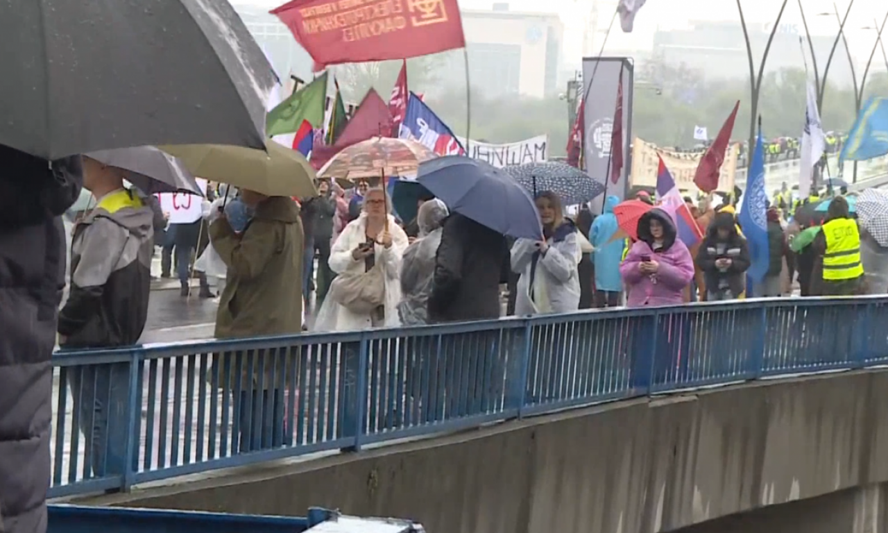 STUDENTI BLOKIRALI DVA NAJPROMETNIJA MOSTA U BEOGRADU Sve stoji, nikako nemojte da idete ovuda (VIDEO)