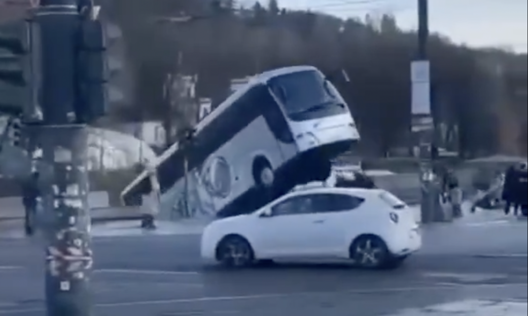 UZNEMIRUJUĆ SNIMAK! Turistički autobus pao u reku - ima mrtvih! Strašna nesreća u Torinu (VIDEO)