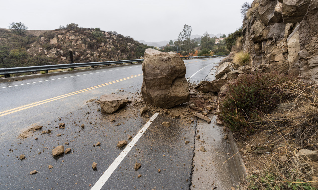 NEKO JE MOGAO DA POGINE! Kamenje se survalo na put kod Užica! Vozači, vodite računa! (FOTO)