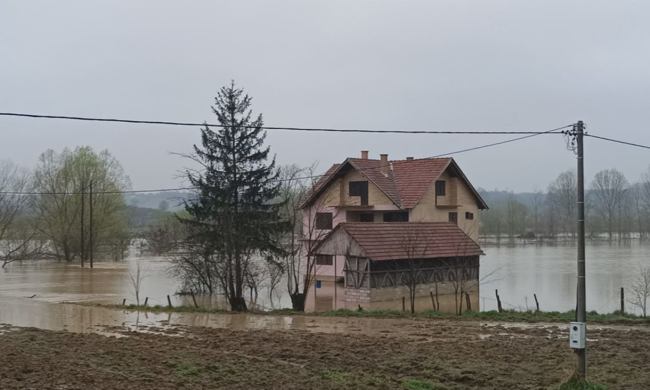 DRAMA KOD LOZNICE: VODA ULAZI U KUĆE Izlio se Jadar i napravio kataklizmu, meštani očajni (FOTO+VIDEO)