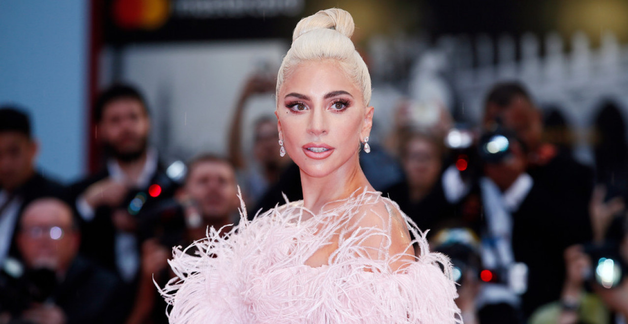 LEJDI GAGA POSTALA MAJKA, POGLEDAJTE PRVE SLIKE BEBE Sve držala u tajnosti, a sada se prošetala sa novorođenčetom (FOTO)