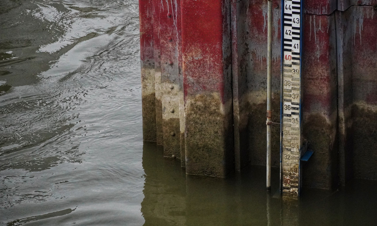 "SAVSKI TITANIK" PONOVO IZRONIO: Reka se povukla, svi hrle da vide savsku senzaciju! (FOTO)