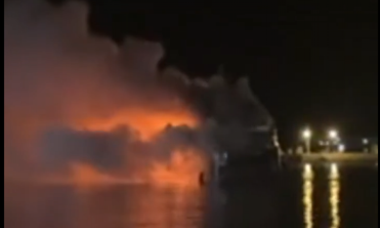 GORI JAHTA U PORTO NOVOM: Tone nafte završiće u moru, brod uništen (VIDEO)