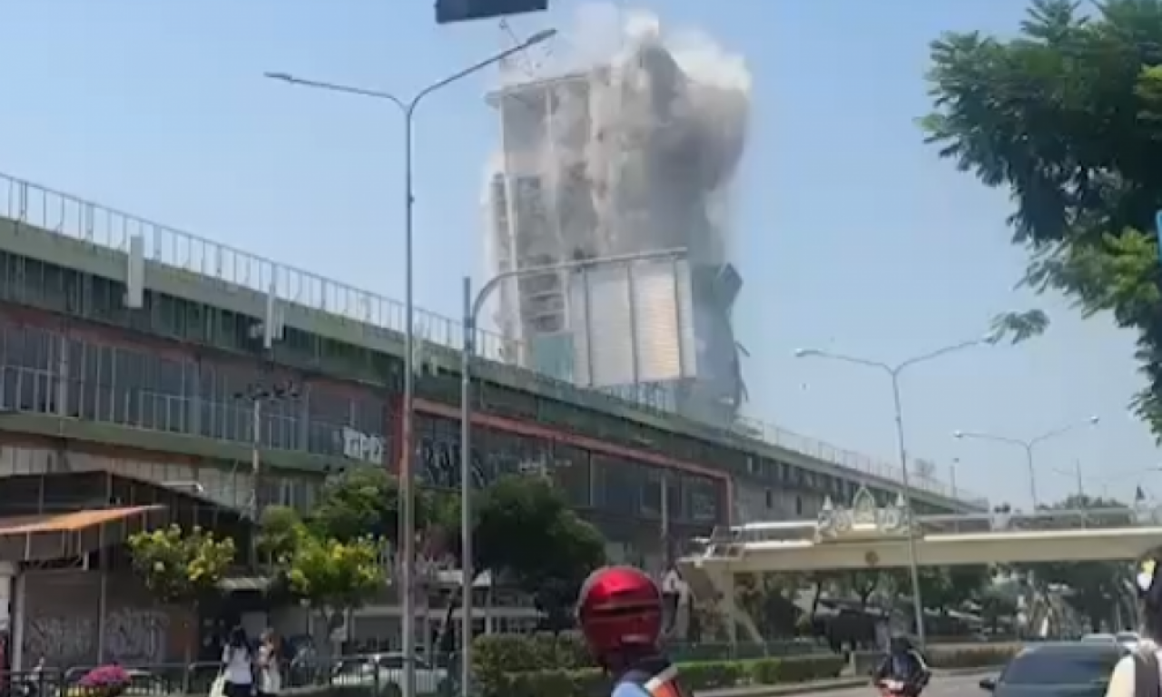 JEZIVI SNIMCI RUŠENJA NEBODERA Najmanje 43 radnika zarobljeno ispod ruševina! (VIDEO)