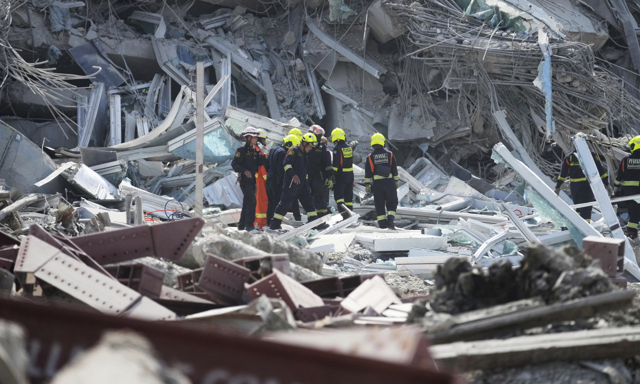 SRUŠIO SE KAO DA JE OD PAPIRA Pogledajte kako neboder pada tokom zemljotresa (VIDEO)