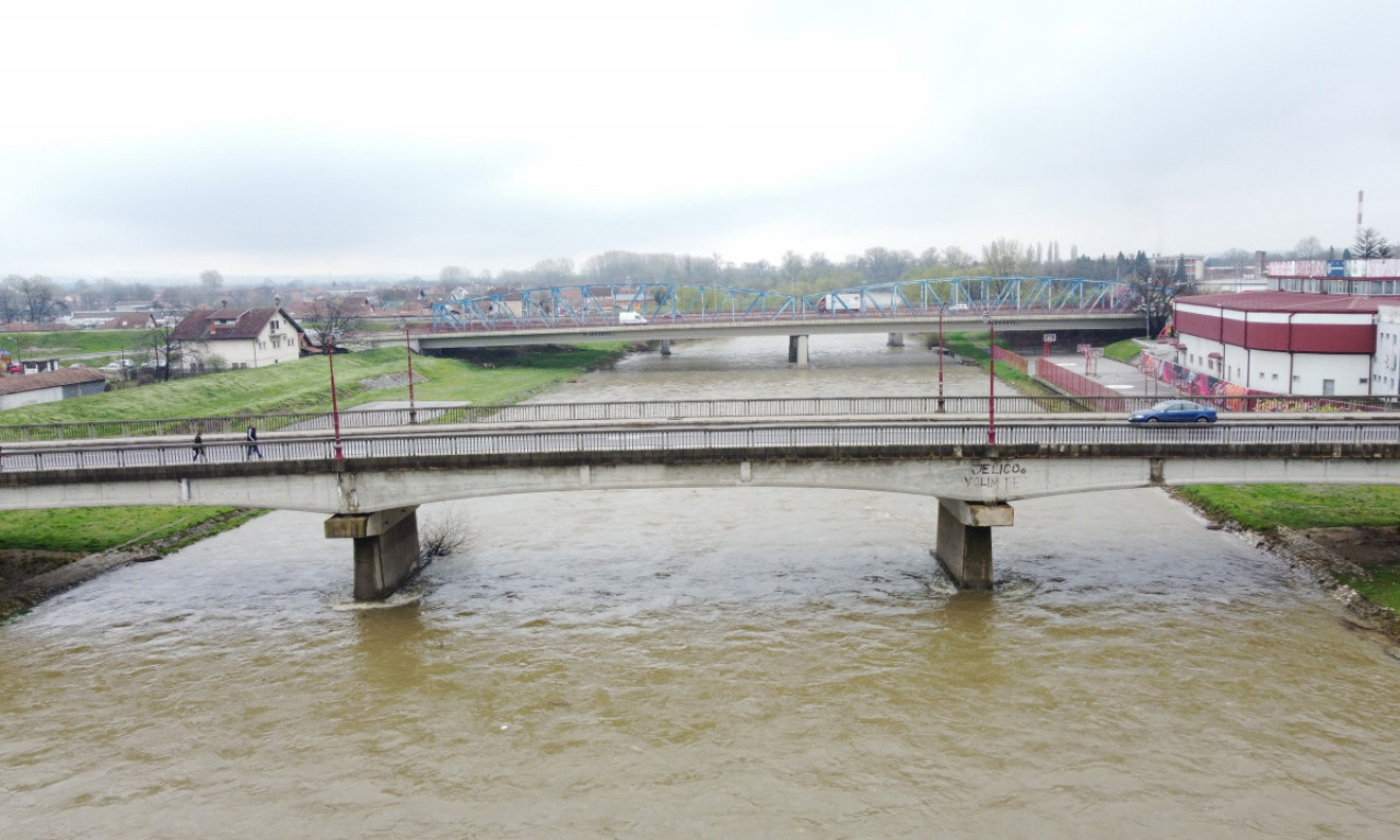 VELIKA MORAVA ODNELA PONTONSKI MOST! Voda nabujala blizu Svilajnca, pogledajte kako ga nosi (VIDEO)