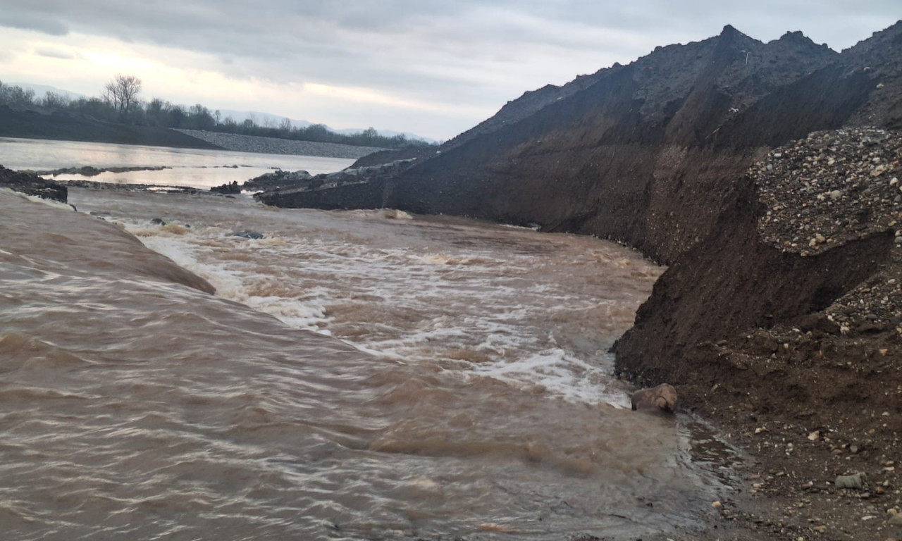 OVAKO JE ZAPADNA MORAVA PROBILA NASIP: Dramatičan snimak iz Zablaća kod Čačka (VIDEO)