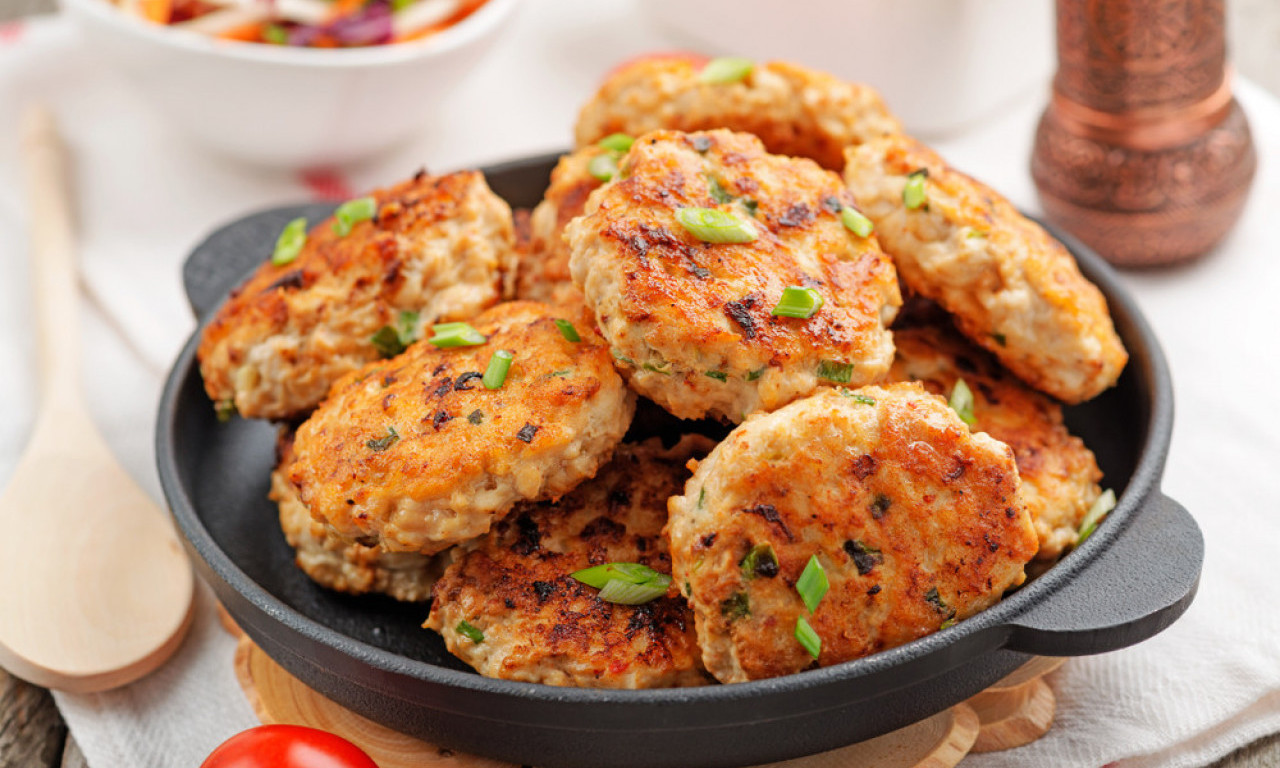 POSNE, JEFTINE I GOTOVE ZA 20 MINUTA Riblje pljeskavice - ručak za subotu gotov dok kažeš “tunjevina”!