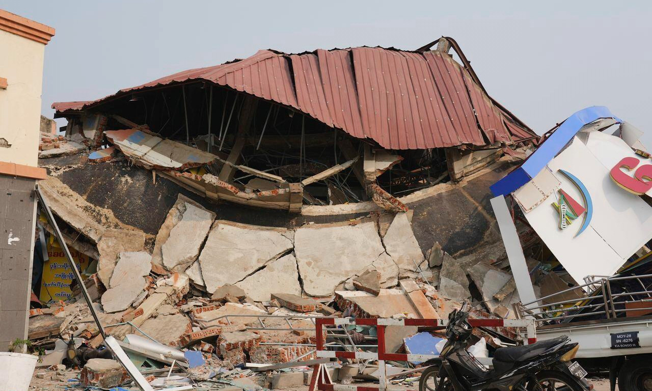 POSLE 5 DANA ISPOD RUŠEVINA IZVUČEN ŽIV Radnik hotela u Mjanmaru spasen!