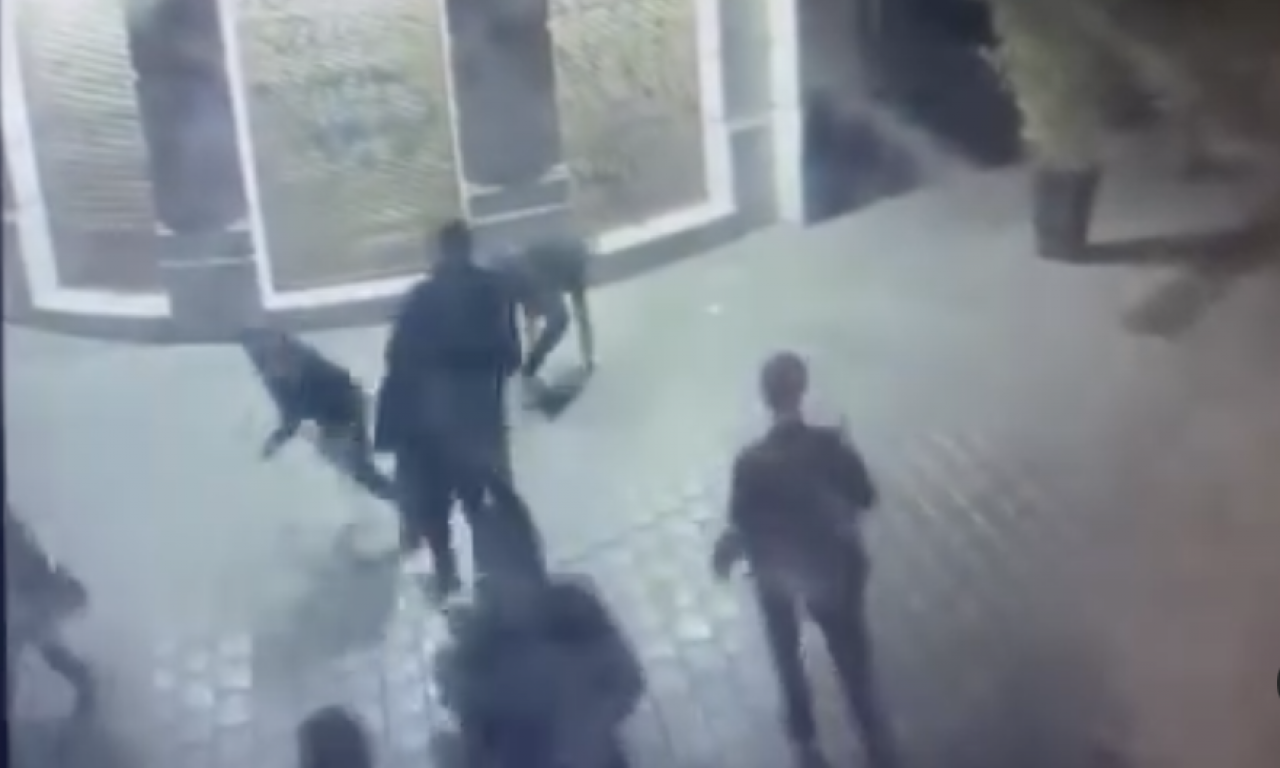 UZNEMIRUJUĆI SNIMAK TUČE U CENTRU BEOGRADA: Mladiću razbili flašu o glavu, pao kao sveća (VIDEO)