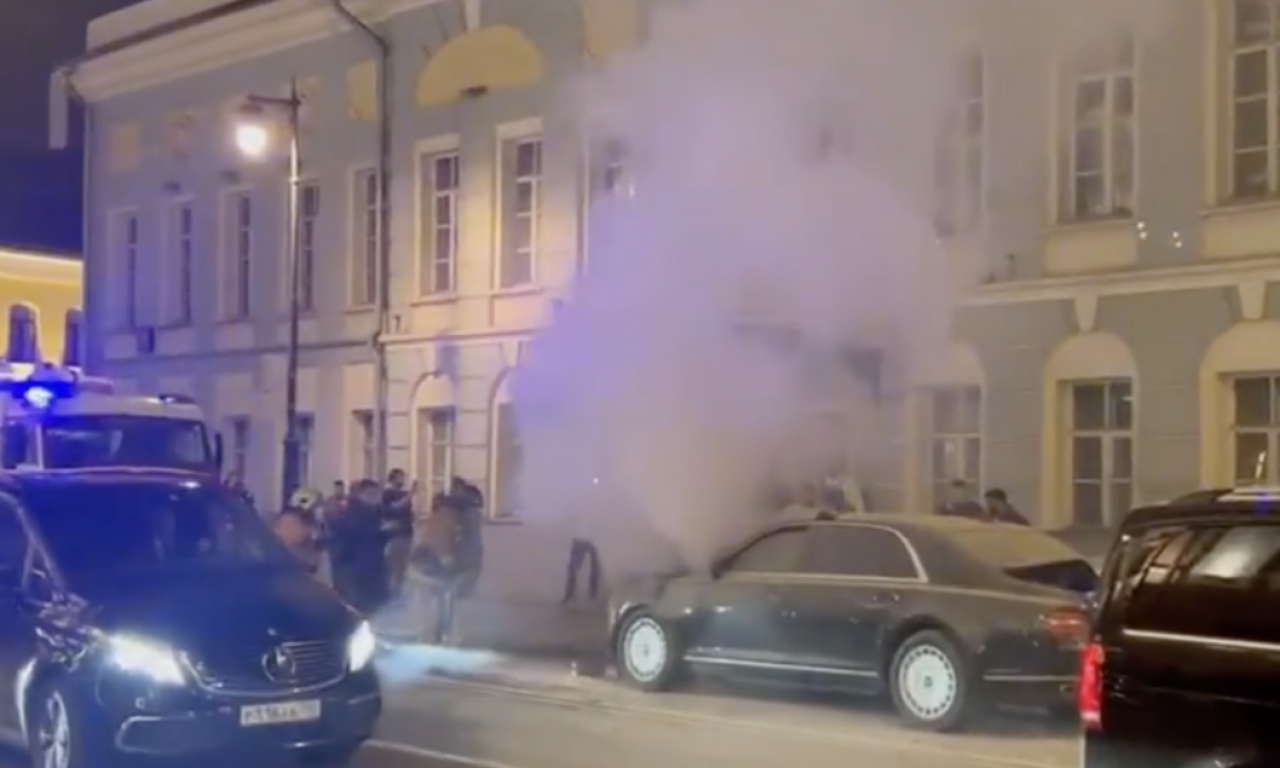 EKSPLODIRALA LIMUZINA VLADIMIRA PUTINA Ogroman požar progutao vozilo, narod paničio nasred ulice (VIDEO)