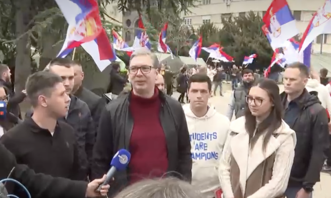 VUČIĆ RAZGOVARAO SA STUDENTIMA KOJI ŽELE DA UČE Dobio poklon, zaigrao stoni tenis - pa im obećao pomoć! (VIDEO/FOTO)