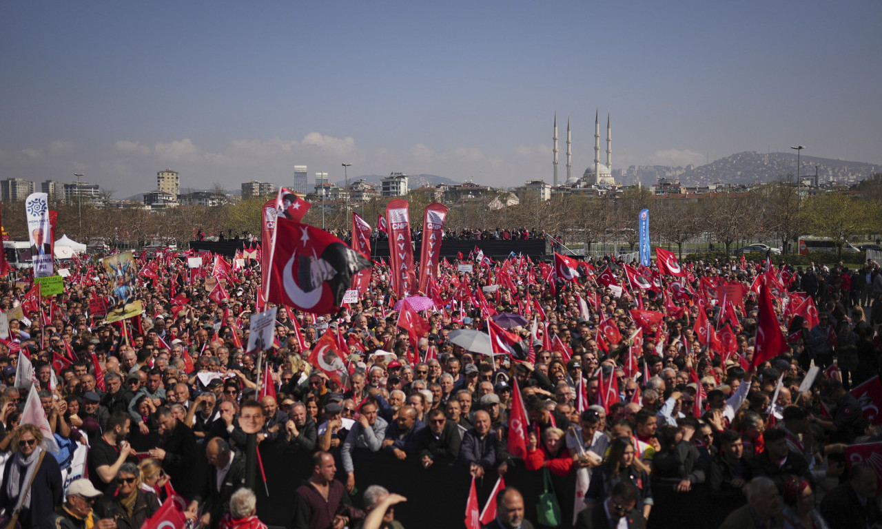 STOTINE HILJADA LJUDI NA PROTESTU U ISTANBULU Pritvoreni gradonačelnik u pismu poručio: "Ne plašim se, narod je tu"