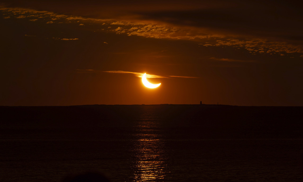 DANAS BILO VIDLJIVO DELIMIČNO POMRAČENJE SUNCA! Ali, spektakl na nebu je ipak pokvarila jedna pojava (FOTO)