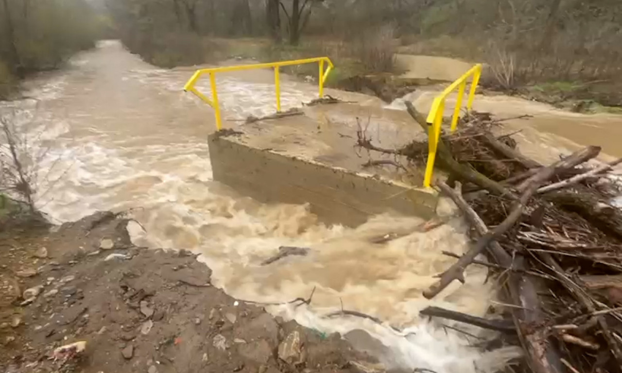 VELIKA KOLIČINA PADAVINA ALARMIRALA SLUŽBE U KLADOVU Reka oštetila pristupni put (FOTO)