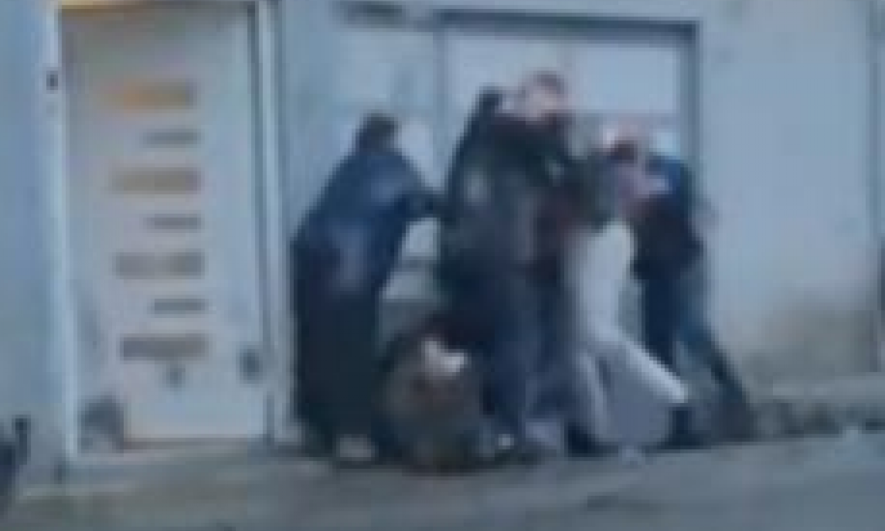 MASOVNA TUČA U NOVOM PAZARU: Brutalno se tukla šestorica muškaraca, a onda su prišle žene (VIDEO)