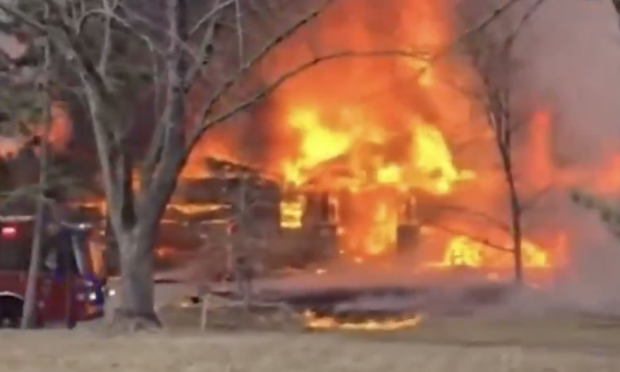 IMA MRTVIH U PADU AVIONA U MINESOTI Snimljen uznemirujuć trenutak kako udara u kuću - vatra je progutala sve (VIDEO)