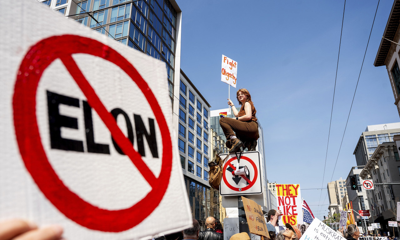 NAROD USTAJE PROTIV ILONA MASKA Šokantno - demonstranati u gradovima širom sveta! Upoređuju ga i sa Hitlerom (FOTO)