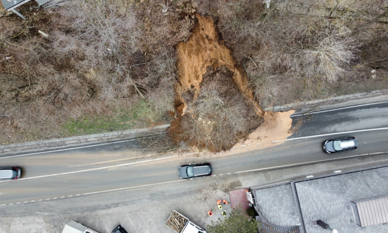 ODRON IZNENADA ZATRPAO KOLOVOZ Automobil sleteo sa puta, haos kod Valjeva (FOTO)